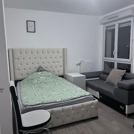 Chambre Individuelle Dans Un Appartement A 37 De Champs Elysees Sartrouville Eksteriør bilde