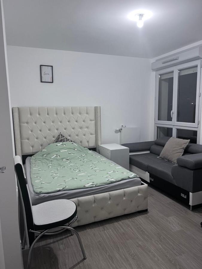 Chambre Individuelle Dans Un Appartement A 37 De Champs Elysees Sartrouville Eksteriør bilde